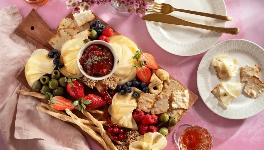 Käseplatte mit Früchten, Oliven & Crackern – tolle **Themenabend Essen Ideen** für einen genussvollen Abend.