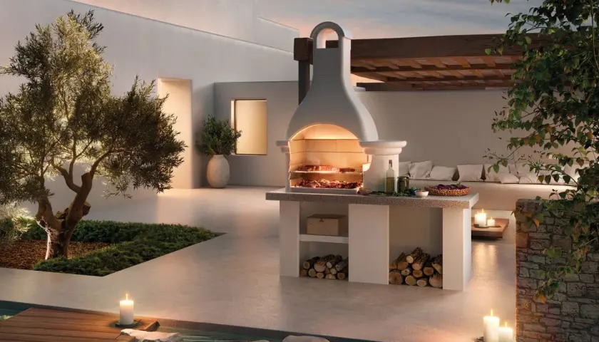Un barbecue en briques avec cheminée, prêt pour un festin. Le plan est clair : une structure imposante avec un foyer accueillant, des étagères pour le bois et une surface de travail.