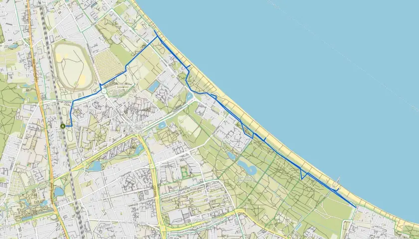 Nadmorska trasa rowerowa Trójmiasto biegnie wzdłuż plaży, łącząc Gdańsk, Sopot i Gdynię.