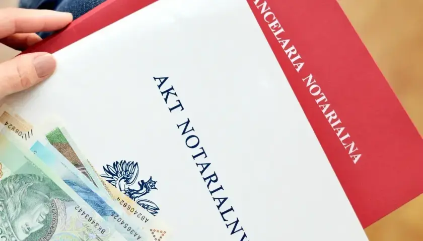 Akt notarialny i polskie banknoty. Dowiedz się, jak napisać upoważnienie u notariusza.