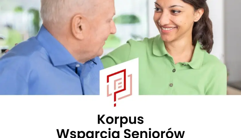 Uśmiechnięta opiekunka wspiera starszego pana. Profesjonalna pomoc dla seniora Kraków.