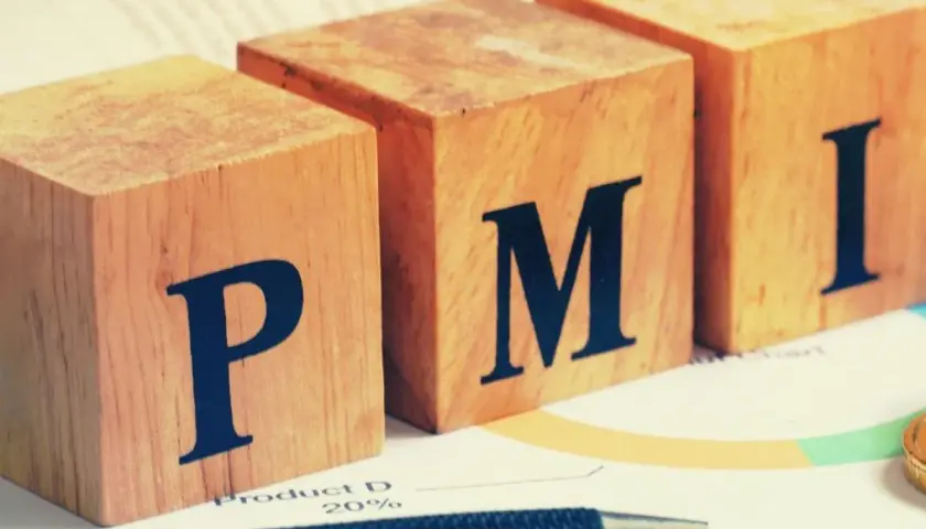 Drewniane klocki z literami P, M, I. Czy to jest PMI, czyli wskaźnik aktywności gospodarczej? Obok długopis i wykres.