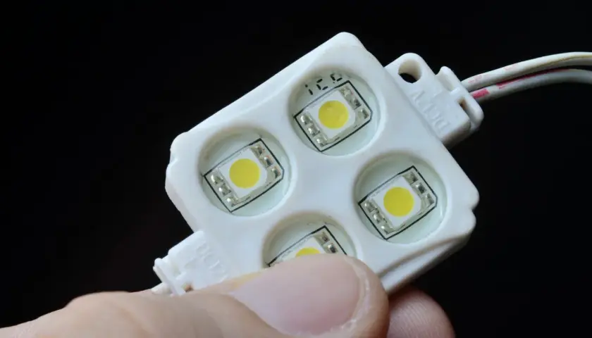 Moduł LED 12V, gotowy do podłączenia. Dowiedz się, jak podłączyć taśmę led do włącznika światła, by stworzyć własne oświetlenie.