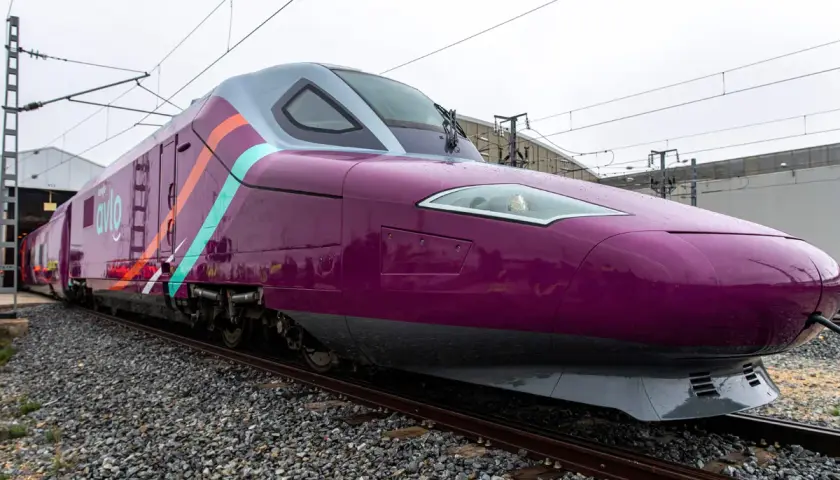 Tren morado de Avlo, listo para viajar desde la cuenca de Alicante.