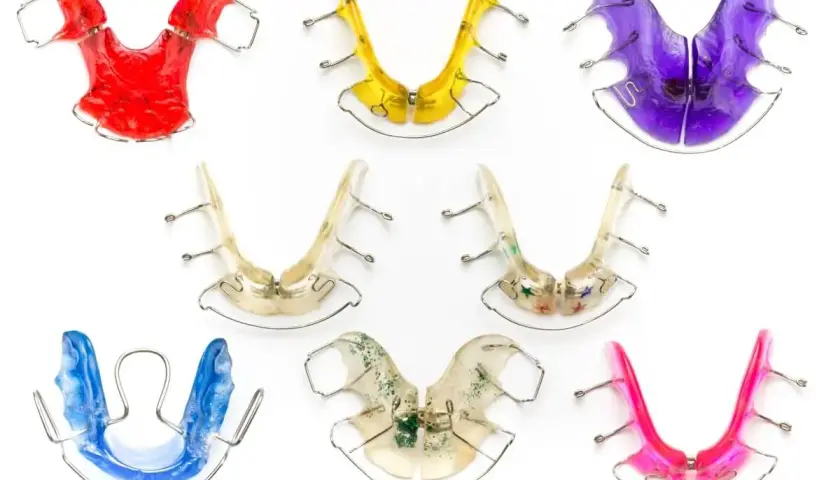 Kolorowe aparaty ruchome: czerwony, żółty, fioletowy, przezroczyste z gwiazdkami, niebieski, zielony i różowy.