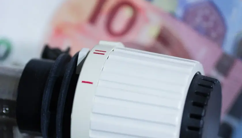Termostat grzejnika i banknot 10 euro. Zastanawiasz się, ile kosztuje godzina grzania grzejnikiem olejowym?