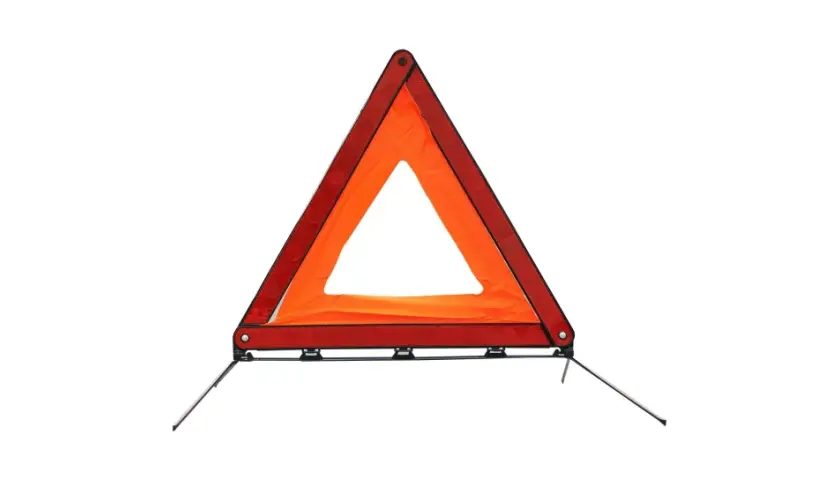 Triangle de signalisation orange, essentiel pour la sécurité sur la route, prêt à être placé sur une voiture en cas d'urgence.