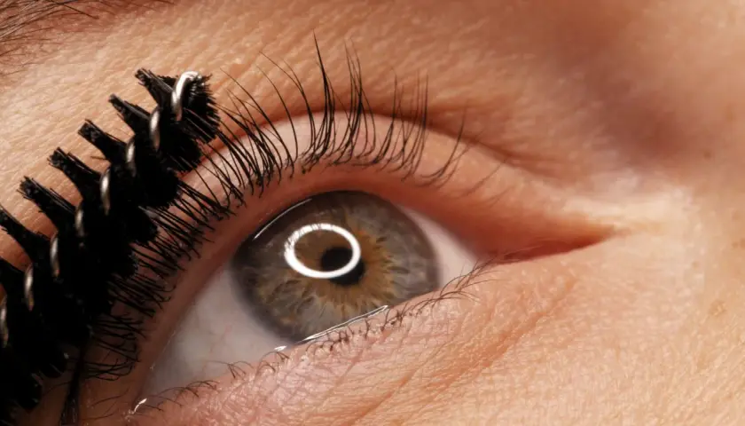 Szczegółowy widok oka z przyrządem do liftingu rzęs. Instrukcja lash lift po polsku krok po kroku.