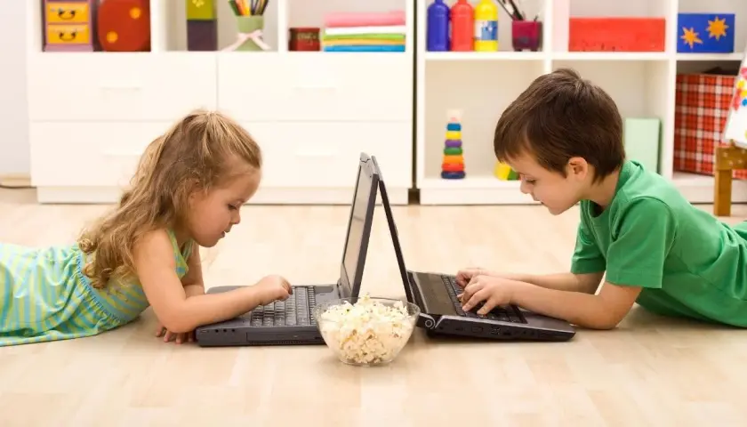 Dzieci korzystają z laptopów, a rodzice mają pewność, że kontrola rodzicielska na komputerze działa.