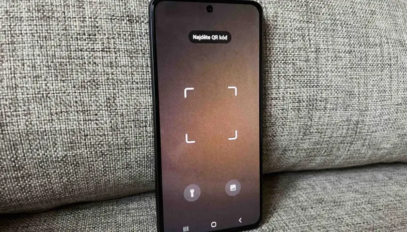 Ekran telefonu Samsung gotowy do skanowania. Napis "Najděte QR kód" podpowiada, jak zeskanować kod QR Samsung.