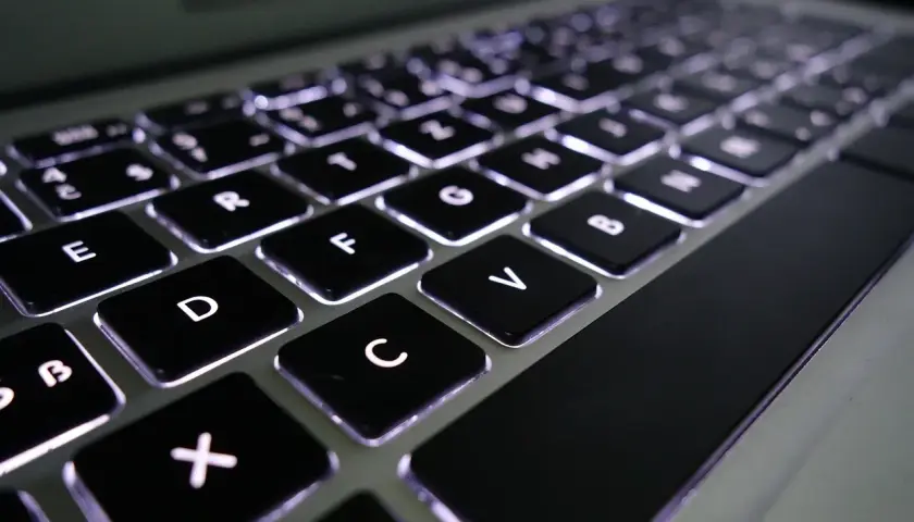 Stary laptop zamula? Przyspiesz go! SSD, RAM i darmowe triki