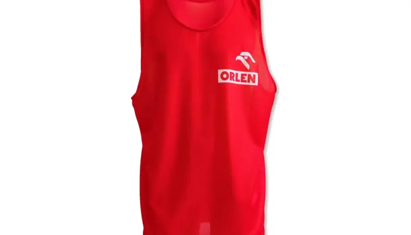 Czerwone znaczniki piłkarskie z logo ORLEN. Idealne do treningów i gier.