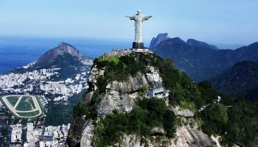 Jezus w Rio, z rozpostartymi ramionami, góruje nad miastem i oceanem. Widok zapiera dech w piersiach.