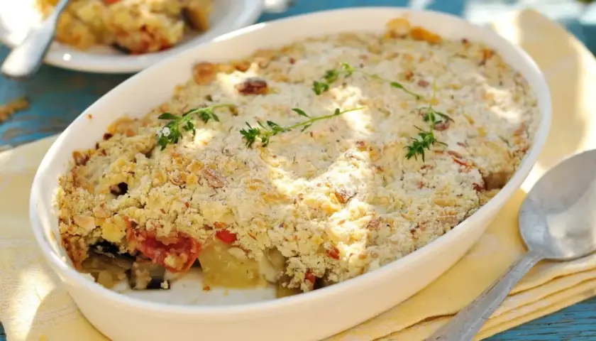Un gratin de légumes savoureux, une salade cuite dorée et croustillante, garnie de thym frais.