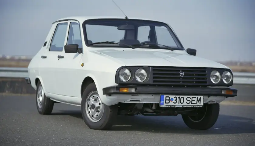 Biała Dacia 1310, samochód z kraju pochodzenia Rumunia, zaparkowana na drodze.