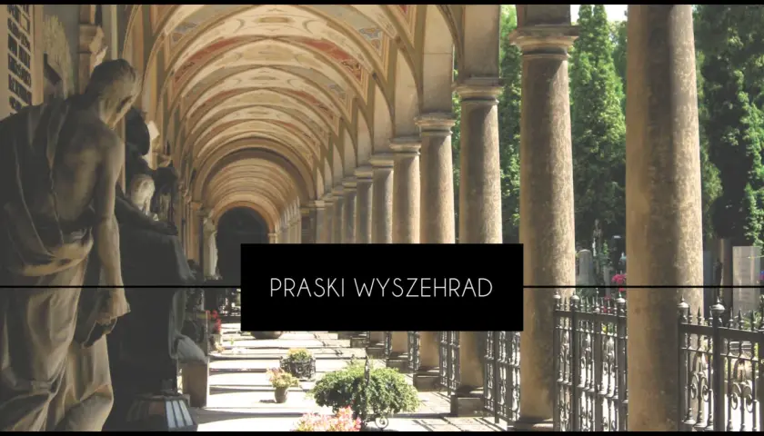 Kamienne rzeźby i kolumnada na cmentarzu Wyszehrad na Węgrzech.