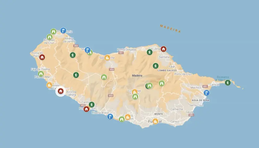 Karte von Madeira mit markierten Highlights: Wanderwege, Aussichtspunkte und Orte wie Funchal.