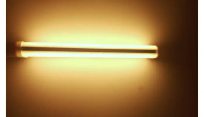 Lámpara tubular encendida, emitiendo luz cálida. ¿Será la diferencia entre g24d-2 y g24d-3?