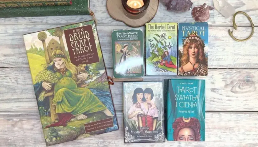Karty tarota dla początkujących: Druid Craft Tarot, Smith-Waite, Herbal Tarot, Mystical Tarot, Tarot of Mystical Moments i Tarot Światła i Cienia.