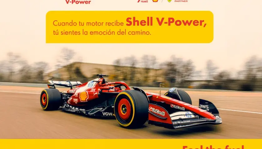 Coche de Fórmula 1 rojo y negro de Ferrari en pista, con el logo de Shell V-Power. Siente la potencia.