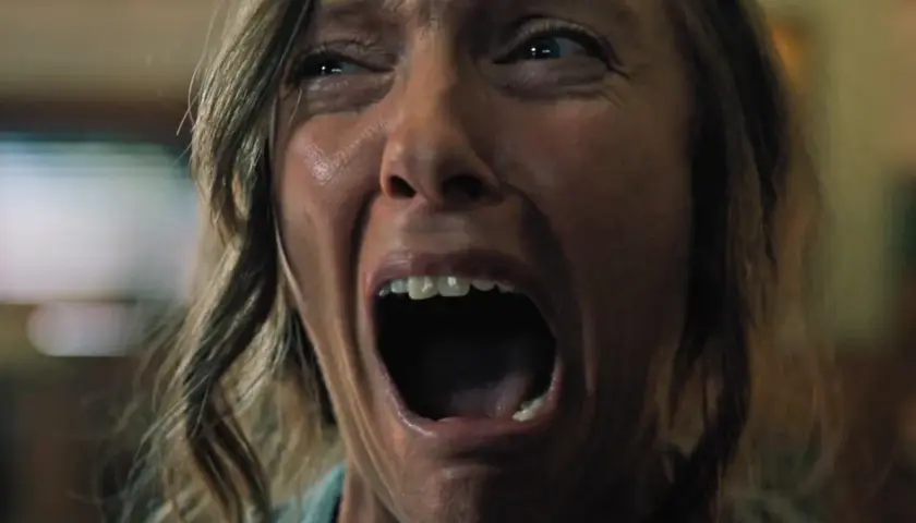 Un volto urlante, un'espressione di puro terrore. Le recensioni di Hereditary descrivono perfettamente questo momento di angoscia.