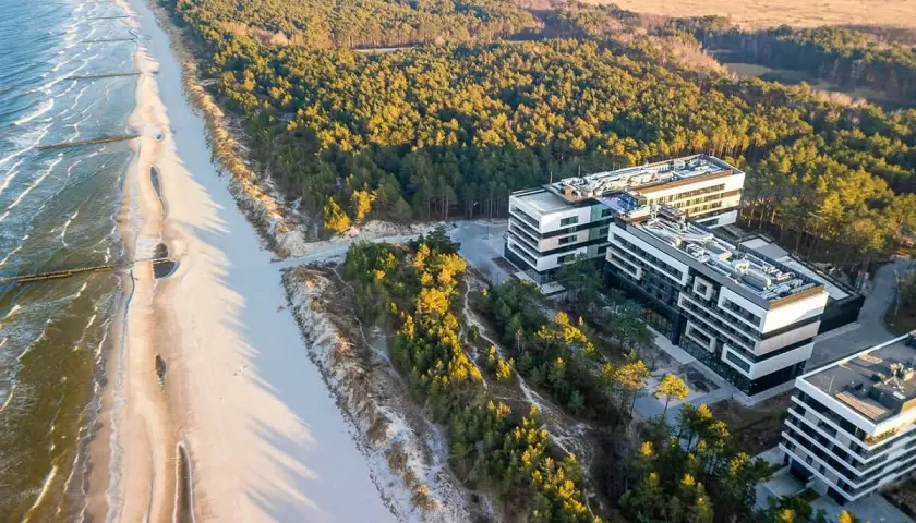 Nowoczesny hotel w lesie, tuż przy piaszczystej plaży i morzu. Idealne miejsce na wypoczynek.