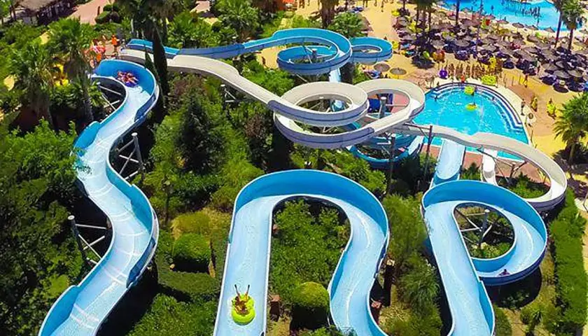 Toboganes acuáticos en un parque, ideal para disfrutar de los mejores parques acuáticos de España.