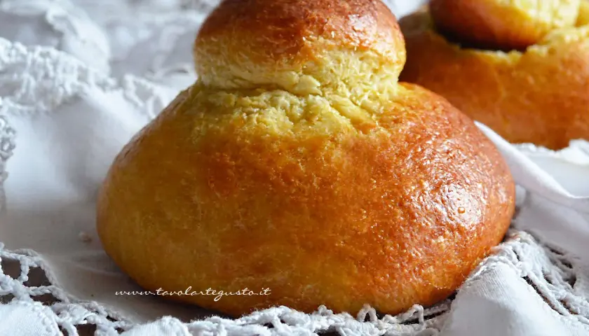 Brioche col tuppo dorate e soffici, pronte per essere gustate.