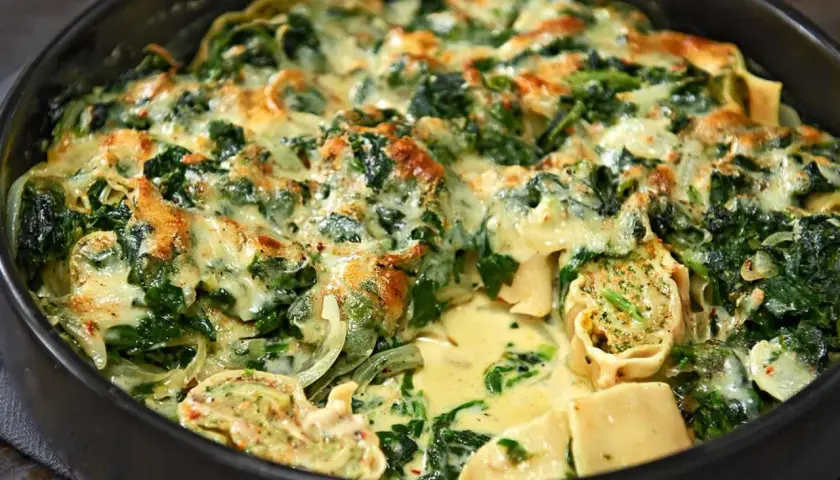 Herzhafter Maultaschen Auflauf mit Spinat und cremiger Käsesauce, goldbraun überbacken.