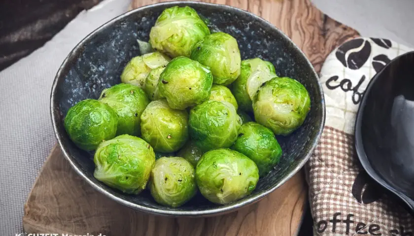 Frischer Rosenkohl in einer Schale, bereit für leckere Rosenkohl Rezepte Pfanne.