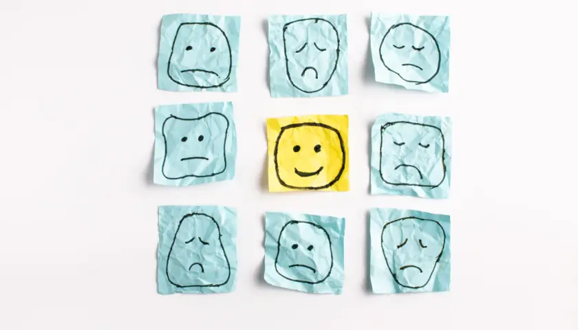 Siedem smutnych buziek na niebieskich karteczkach i jedna uśmiechnięta na żółtej. Jak pozbyć się negatywnych emocji? Zmień perspektywę!