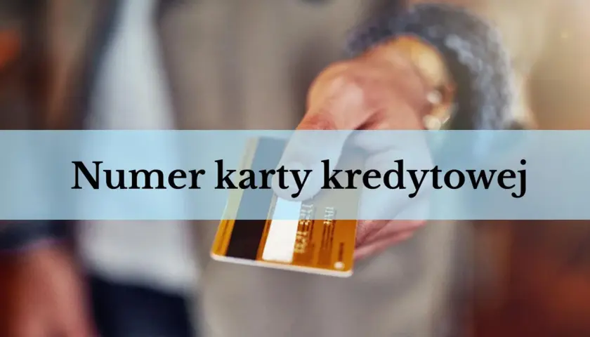 Dłoń trzyma kartę, na której widnieje napis "Numer karty kredytowej".