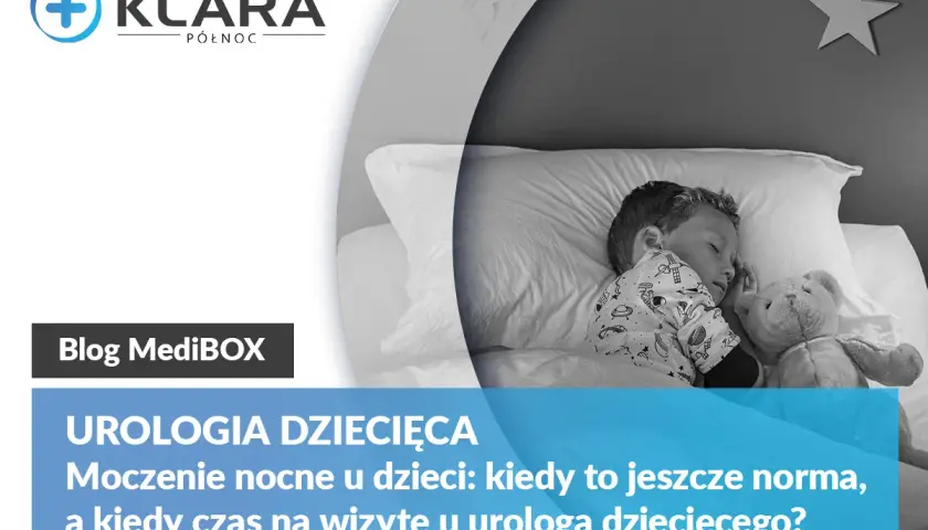 Chłopiec śpi w łóżku z pluszowym misiem.