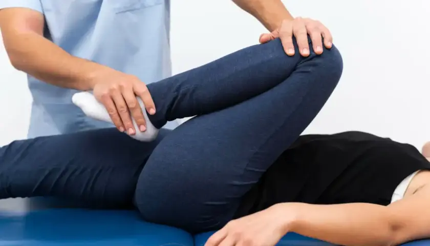 Fizjoterapeuta wykonuje ćwiczenia z pacjentem. Dowiedz się, jak zostać fizjoterapeutą i pomagać innym w powrocie do zdrowia.