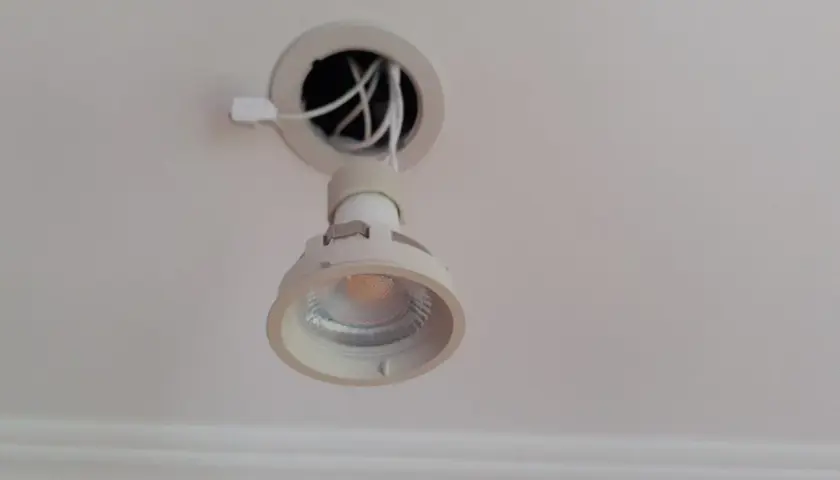 Instalación de un foco led en el techo. Merece la pena cambiar fluorescente por led para ahorrar energía y mejorar la iluminación.