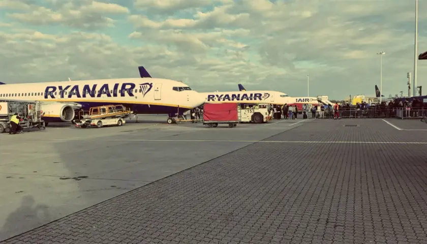 Ryanair-Flugzeuge am London Stansted Airport, bereit für den Flug nach London City. Passagiere warten in der Schlange.