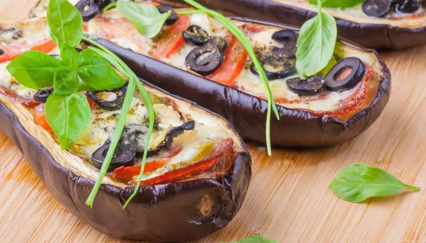 Aubergines farcies au four, garnies de tomates, olives et fromage. Une délicieuse recette aubergine viande hachée prête à être dégustée.