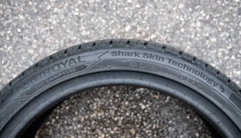 Opona Uniroyal z technologią Shark Skin, idealna na deszcz. Rant ochronny opony zapewnia bezpieczeństwo.