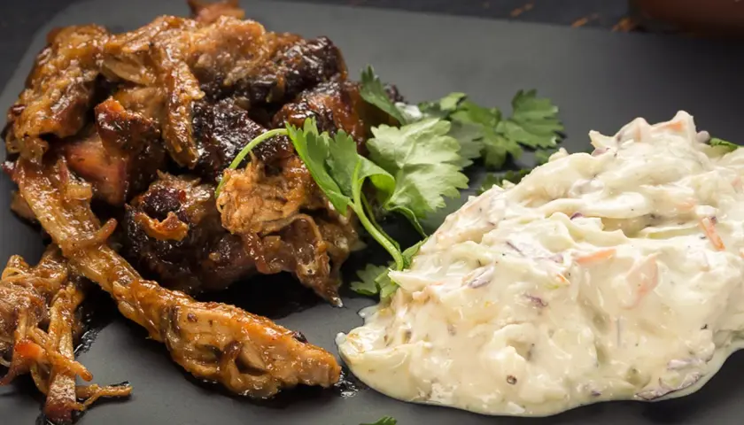 Saftig pulled pork med en krämig coleslaw, perfekt för en somrig grillkväll.