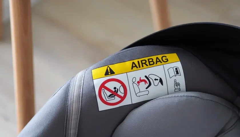 Naklejka "AIRBAG" na foteliku. Sprawdź, jak sprawdzić czy fotelik jest bezwypadkowy, zwracając uwagę na takie oznaczenia.