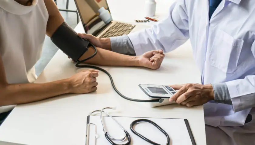Medico misura la pressione. In caso di malasanità, il risarcimento danni è un diritto.