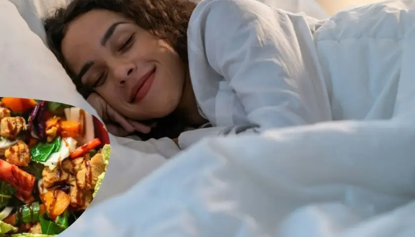 Mujer durmiendo plácidamente junto a una ensalada, sugiriendo alimentos que ayudan a dormir para un descanso reparador.