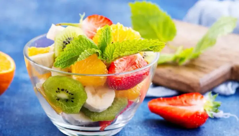 Ensalada de frutas frescas en un cuenco de cristal. Me han sacado una muela y tengo hambre, pero esta ensalada es suave y deliciosa.