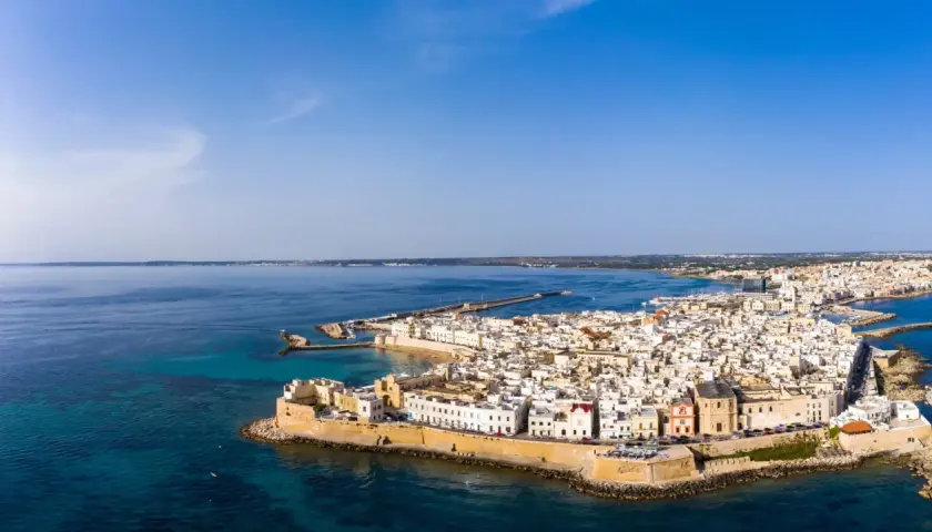 Vue aérienne de Gallipoli, joyau des Pouilles, avec ses maisons blanches et son château sur la mer Adriatique.