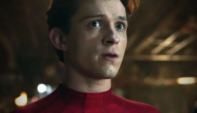 Tom Holland jako Spider-Man z zaskoczoną miną, w swoim czerwonym kostiumie.