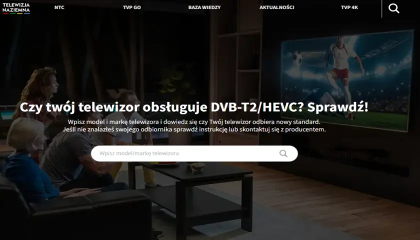 Rodzina ogląda mecz na telewizorze Samsung, który wyświetla informację o obsłudze DVB-T2/HEVC.