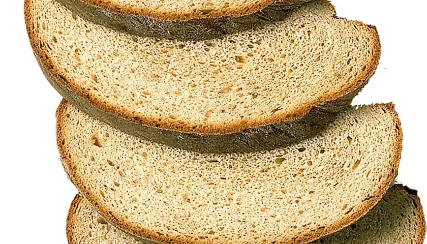 Skivor av mörkt bröd, perfekt för ett gott limpa recept.