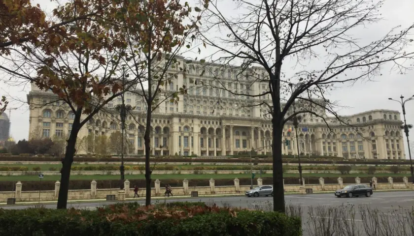 Imponujący Pałac Parlamentu, symbol stolicy Rumunii, Bukaresztu, na tle jesiennego nieba.