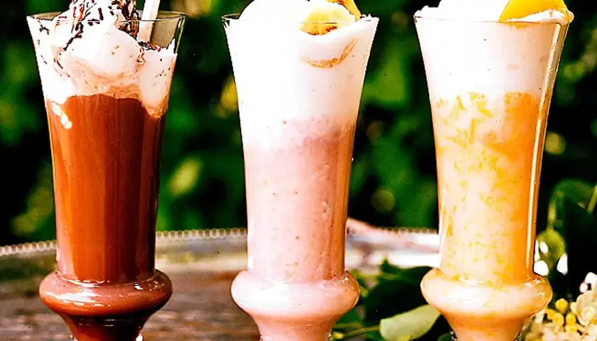 Tre läckra milkshakes: choklad, jordgubb och aprikos. Perfekta för ett somrigt milkshake recept!