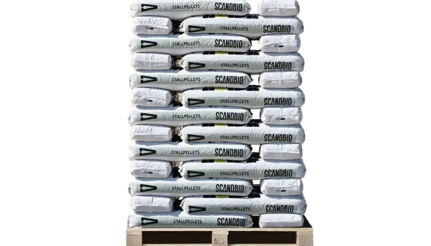 En pall med säckar av SCANDBIO stallpellets. Undrar du vad kostar pellets? Här ser du ett stort lager.